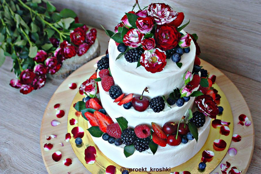 Торт Марсала с живыми цветами и ягодами, 1 кг 