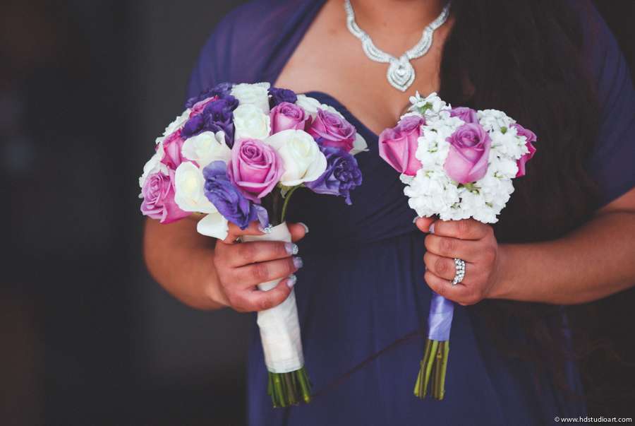 Букет невесты из фиолетовых эустом, белых и сиреневых роз, декорированный белой лентой, и букет подружки невесты из белой - фото 2694051 HD studio Волынской Полины - фотоуслуги