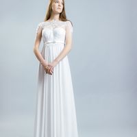Хью (VK)
Прямое свадебное платье ампир, с легкой завышенной и изящной талией. Его особенностью, несомненно, является легкая фатиновая маечка, расшитая кружевом. Она так же частично прикрывает плечики невесты, создавая более сдержанный образ. Необычной осо