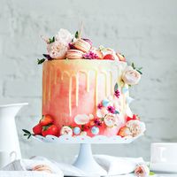 орт исполнения кондитерской TiramisuСвадебный торт ,с потрясающей цветочной -фруктовой композицией ,с асимметричным украшением из меренги и нежных цветов