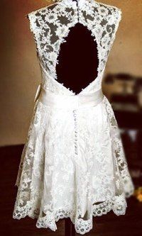 Короткое свадебное платье из кружева с открытой спиной и кружевным верхом Фото свадебных платьев с примерок здесь  - фото 8393664 Прокат платьев Svadebniespb