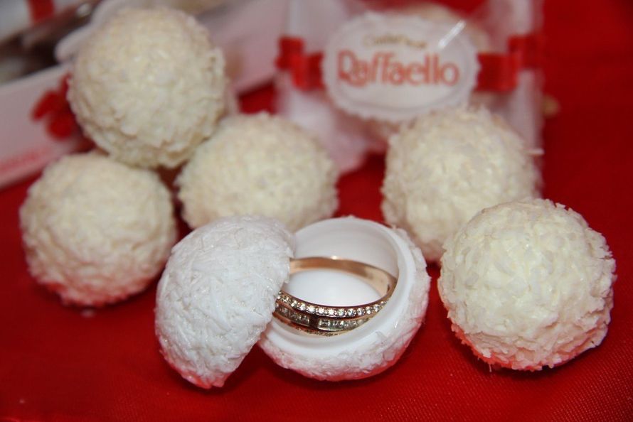 Позвонил молодой человек и сказал,что хочет сделать предложение девушке,любит она Рафаэлло и попросил чтобы шкатулочка была,как конфетка,а внутрь можно было положить колечко,вот что у нас получилось - фото 9166396 Татьяна&Дмитрий 