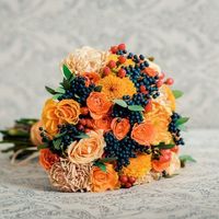 Сочный осенний букет с ягодами, гвоздикой и хризантемами