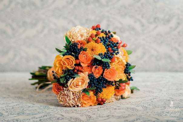 Сочный осенний букет с ягодами, гвоздикой и хризантемами - фото 10139754 Цветочная №1 - салон флористики