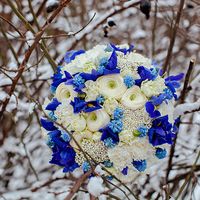 Зимний букет невесты из ирисов, роз и гвоздик