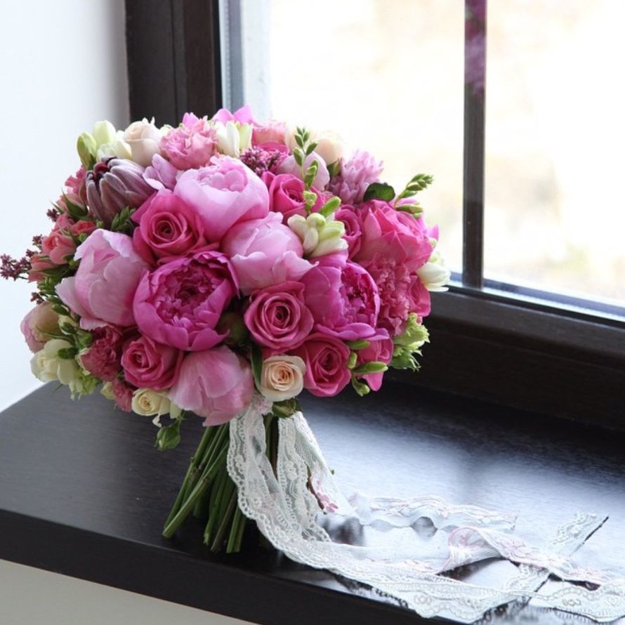 Насыщенно розовый букет из пионов,розы,фрезии,добавлением любого основного цветка-центра компазиции.Цена 6300р. - фото 17249658 Студия цветов "Floral"