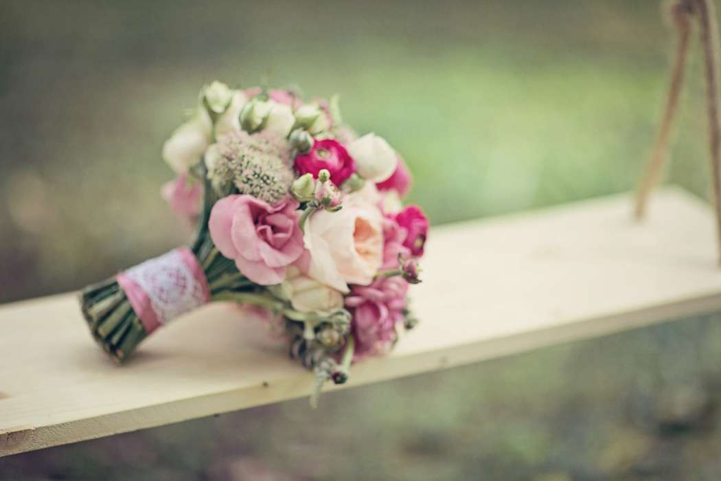 Букет невесты из малиновых ранункулюсов, белых и розовых роз, зелено-розового седума и розовых эустом, декорированный розовой - фото 1893989 Студия флористики и декора "Клумба"