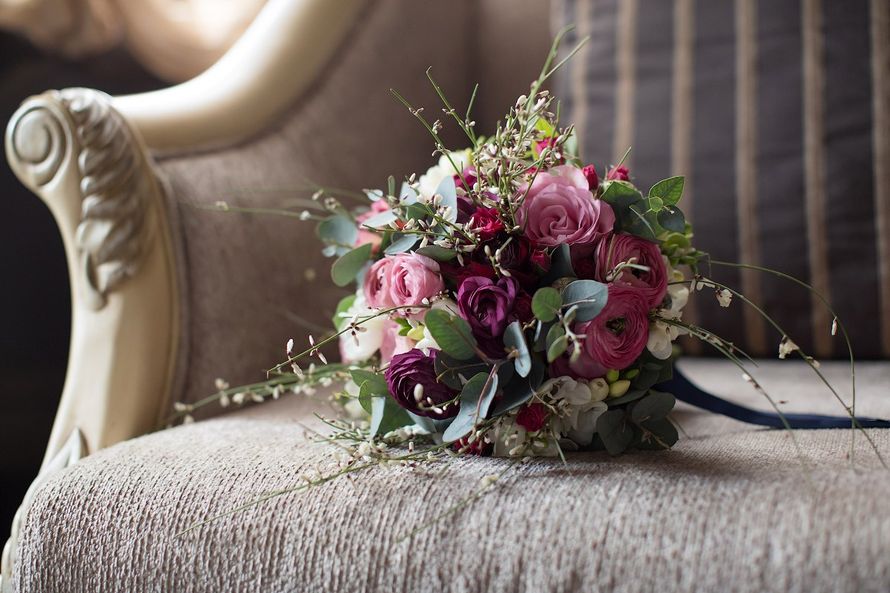 Букет невесты из розовых и фиолетовых ранункулюсов, зеленого котинуса и розовых роз  - фото 2470575 Студия флористики и декора "Клумба"