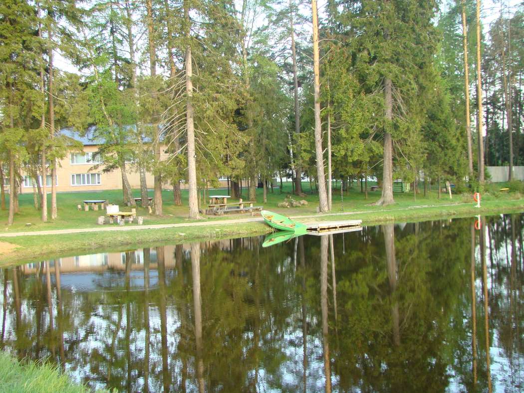 Вы можете насладиться  великолепным видом на озеро, прогуливаясь по территории, расположившись в уютном шатре или сидя с удочкой на берегу. - фото 6213711 Парк - отель "Горизонт"