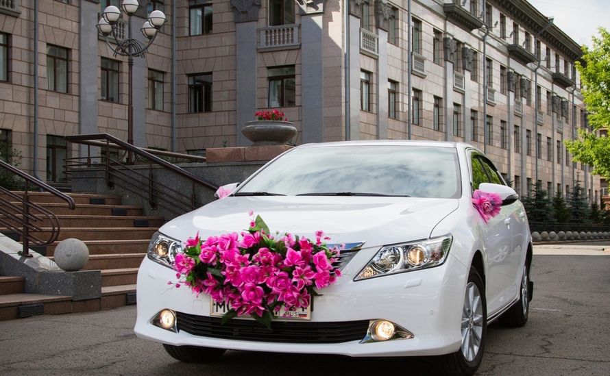 Белые машины на свадьбу. Тойота Камри на свадьбу. Свадебная машина Тойота. Свадебная машина Камри. Белая машина на свадьбу