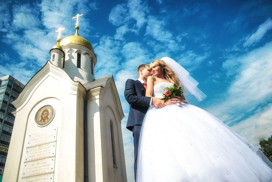 Жених и невеста на фоне неба, облаков, церкви - фото 3812601 Фотограф Даниил Миловидов