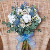 Свадебный букет из хлопка, эрингиума, хамелациума, крымской лаванды и зелени эвкалипта.