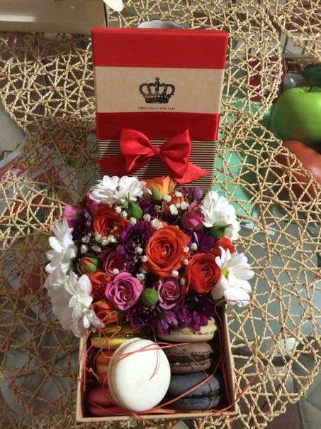 Коробочка с вкуснейшими макарунами с живыми цветами.. - фото 7274746 Живые цветы, флористика