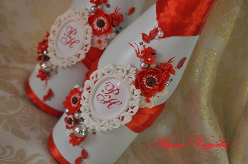 Свадебные бутылочки"Афродита" в красно-белом цвете с рамками и инициалами. - фото 7531858 Свадебные аксессуары от Ирины Козубовой