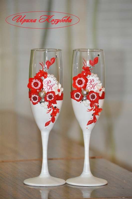 Свадебные бокалы "Афродита" в красно-белом цвете с рамками и инициалами. - фото 7550196 Свадебные аксессуары от Ирины Козубовой