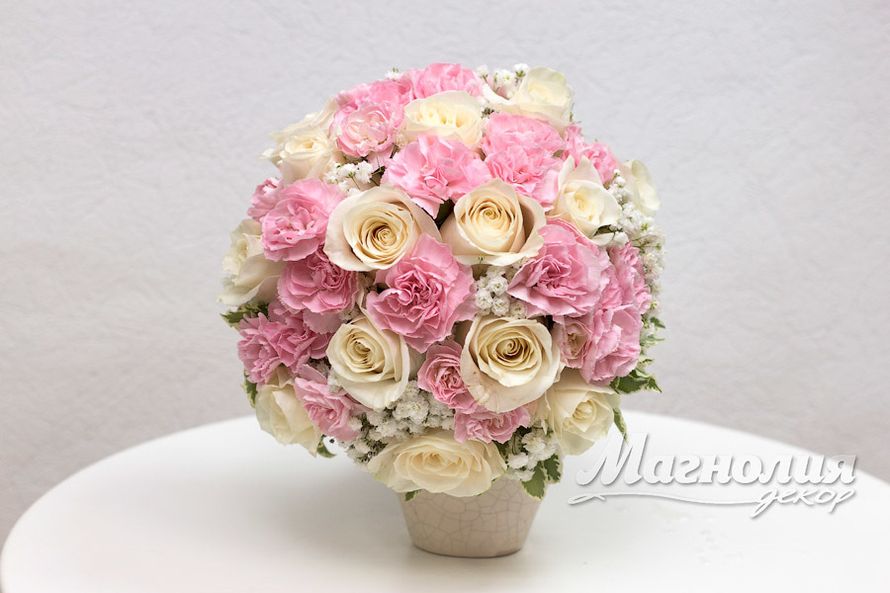 Букет круглой формы из кремовых роз, розовых гвоздик и птармики. - фото 3337193 "Магнолия-декор" - свадебная флористика