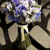 Букет невесты из полевых цветов и фиалок в голубом цвете