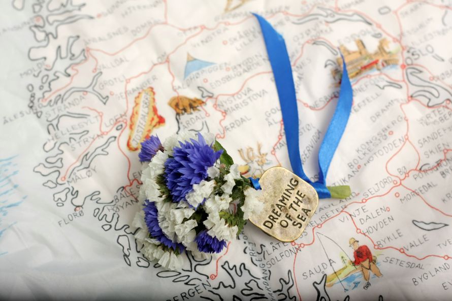 Бутоньерка из синих васильков и цветов белой статицы, завязанная синей атласной лентой с декоративной биркой  - фото 1733649 Jolly Bunch. - свадебная флористика