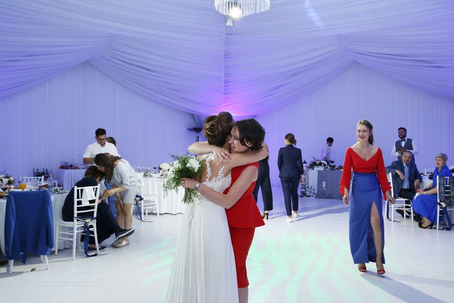 свадьба в шатре, бросок букета, букет невесты - фото 15539556 Фото и видеосъёмка Fevish studio