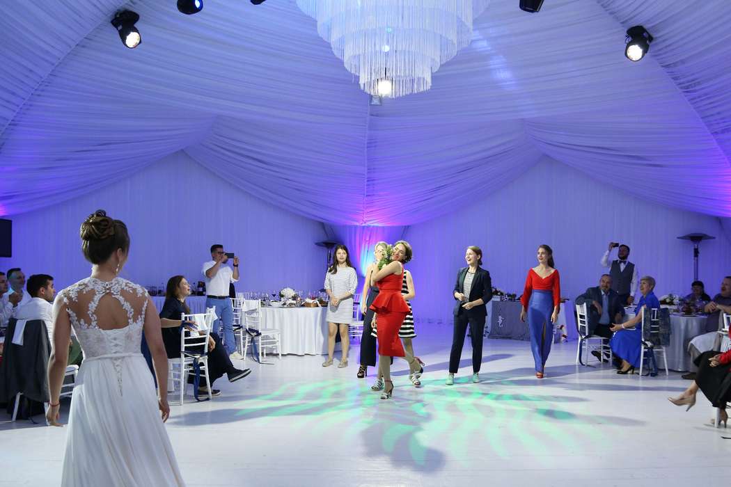 свадьба в шатре, бросок букета, букет невесты - фото 15539558 Фото и видеосъёмка Fevish studio