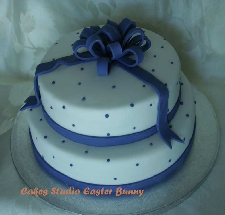 «Свадебный подарок»   
Свадебный двух – ярусный торт был сделан для молодой пары, с учётом их пожеланий.
Начинка – медовик. - фото 7539712 Cakes Studio Easter Bunny, кондитерская
