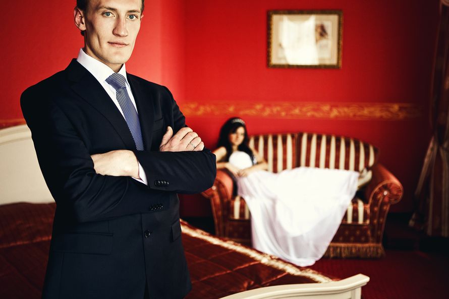 Классический черный костюм жениха "двойка" с белой рубашкой и синим галстуком - фото 862319 Фотограф Игорь Макаров