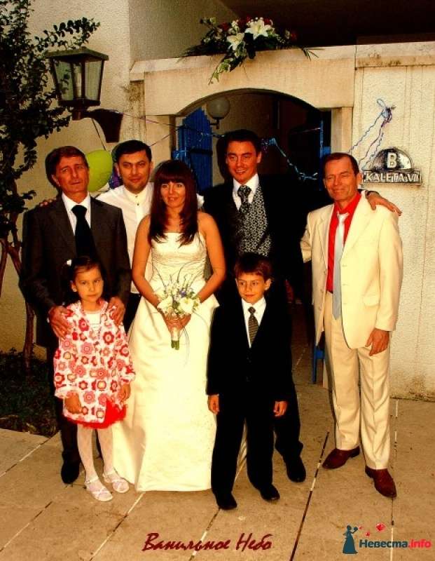 Молодожены с гостями - фото 411858  "Ванильное Небо" - свадьбы в Москве и Черногории