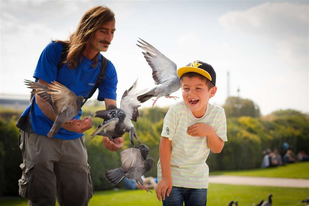 Мальчик и птица сколько. Мальчик и птица. Фотография с мальчиком и птичкой. Мальск и птица. Птицы фото для детей.