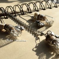 Милейший комплект ручной работы "Мишка и чайная роза" . Холодный фарфор, металлические бусины, стеклянные бутылочки и натуральная пробка. 1050 руб. ‼ Заказать 