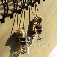 Милейший комплект ручной работы "Мишка и чайная роза" . Холодный фарфор, металлические бусины, стеклянные бутылочки и натуральная пробка. 1050 руб. ‼ Заказать 