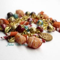 2 вариант Браслета "Мандариновый Новый год" в бирюзово-малиново-золотой гамме. Елочные шары, шишки, мандарины и красно-белые леденцы! 1350 руб.