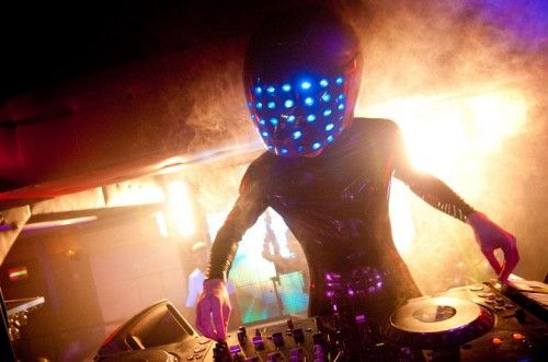 DJ-шоу со светящимися костюмами