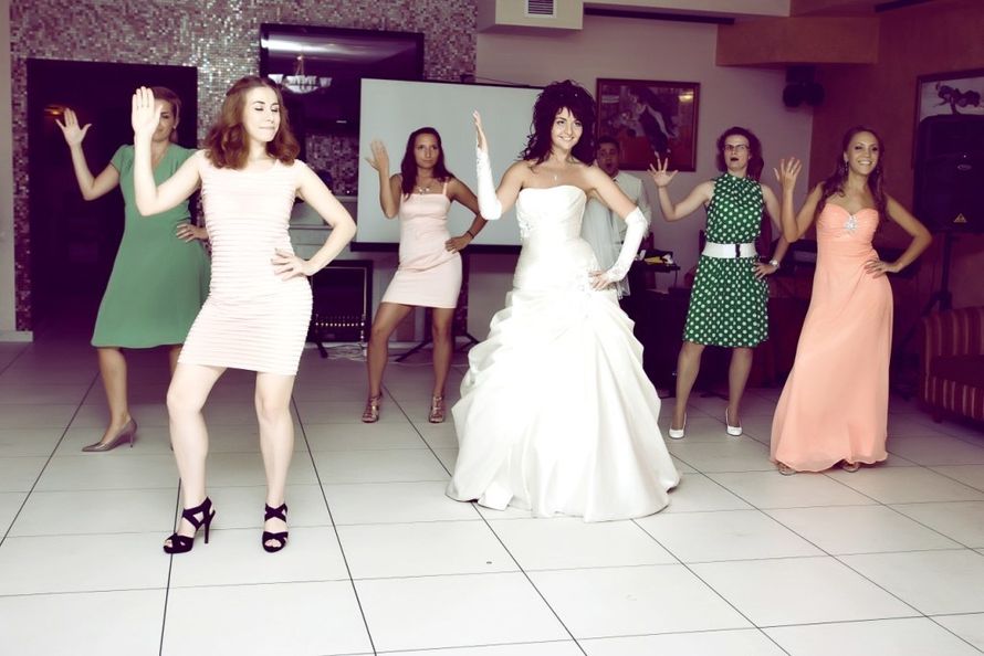 Танец с подружками невесты - фото 8970788 Свадебный хореограф Юлия Хофман