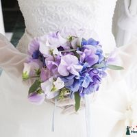 Букет невесты из латирусов и гортензий в сиренево-голубых тонах