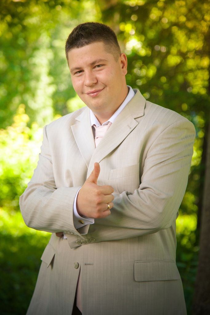 Классический светло-серый костюм двойка с белой рубашкой и галстуком  - фото 2623767 Ведущий Бычков Андрей