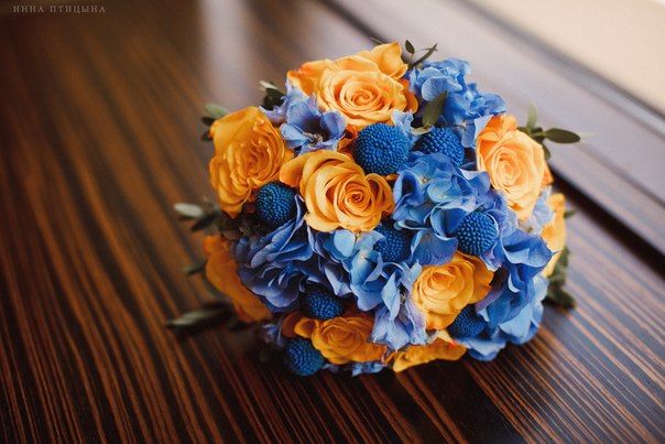 Оранжево-синий букет невесты в круглом стиле из гортензий, краспедий и роз - фото 2244778 Свадебный распорядитель, выездной регистратор Ирэм