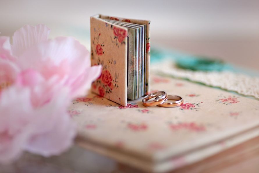 Золотые обручальные кольца, выполнены в классическом стиле, на блокноте в мелкие розовые цветочки. - фото 1511939 Tasha unusual - организация и оформление