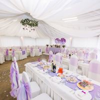 Основной концепцией в декоре торжества являлось достижение ощущения абсолютной легкости, воздушности. Нежный айвори выступил в палитре гармоничным мягким фоном для основного сиреневого тона. Акцентным цветом был выбран насыщенно фиолетовый, словно глоток 