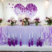 Для драпировки президиума и спинок стульев применена исключительно невесомая ткань, изготовленная и собранная вручную в нежнейший рюш.
Фотограф: Роман Шаец 