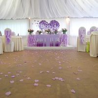 Путь молодожёнов от входа в шатёр к президиуму усыпан лепестками роз в единой гамме мероприятия.
Фотограф: Алеся Ковальчук 