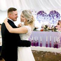 Молодожёны кружатся в свадебном танце.
Фотограф: Роман Шаец 