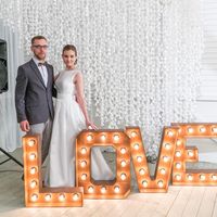 Фотозона со светящимися буквами LOVE