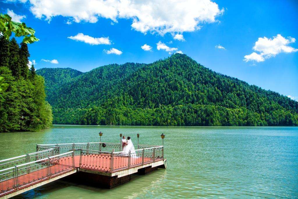 Озеро рица как добраться. Озеро Рица. Озеро Рица Абхазия. Сухуми озеро Рица. Озеро Рица катамаран.