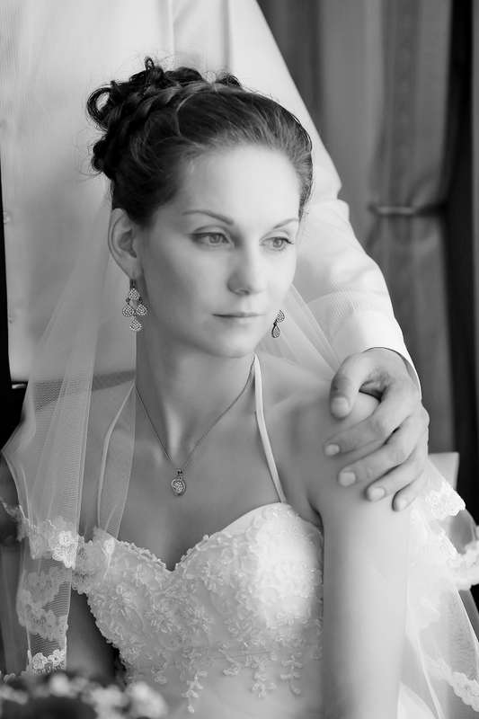 Романтический образ невесты выражен в прическе из длинных локонов и кос собранных в пучок на затылке с фатой - фото 1096739 Фотограф Качурин Алескей