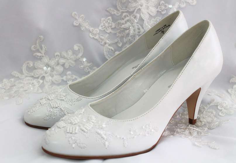 Белые с узором туфли украшены камнями. - фото 912237 Свадебный бутик "Eva"