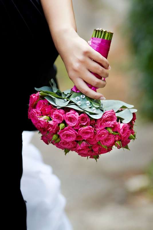 Букет невесты из ярко-розовых роз, декорированный ярко-розовой атласной лентой  - фото 1152727 Студия флористики и дизайна "Kiss"
