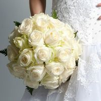 Букет невесты из крупных белых роз. Цена 5600 руб.
(Свадебный букет невесты)