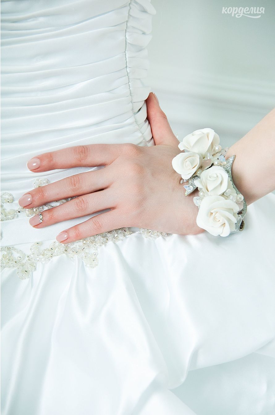 Купить белое украшение. Свадебные браслеты. Браслет свадебный для невесты. Белый свадебный браслет. Белый браслет для невесты.