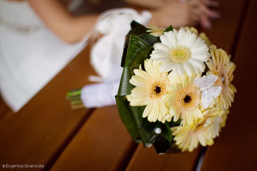 Букет невесты из белых и желтых гербер - фото 527699 Photographer Evgeniya Gnatovsky