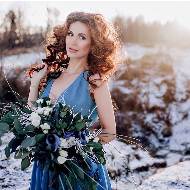 Восхитительная фотосессия с потрясающей командой:
PH: @annakiseliova 
MUAH: @tomusia__ 
Model: @galina_larina_ 
Dress: [id223437969|Риночка Красная] 
Florist: @viktorina_florist - фото 11096574 Флорист Савинова Виктория